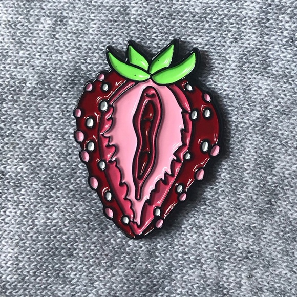 Cute strawberry enamel lapel pin - Picture 1 of 3
